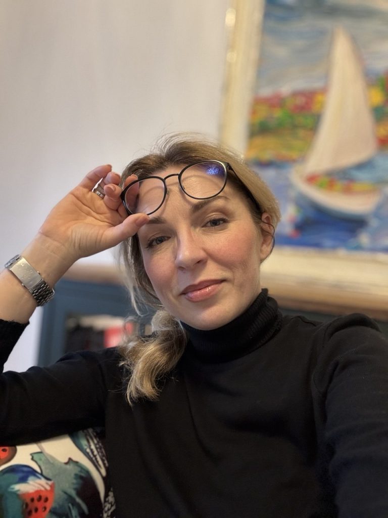 Yuliya Vedovska - психолог, психотерапевт. Юлія Ведовська - психолог, психотерапевт, організаційний консультант і сімейний системний терапевт.